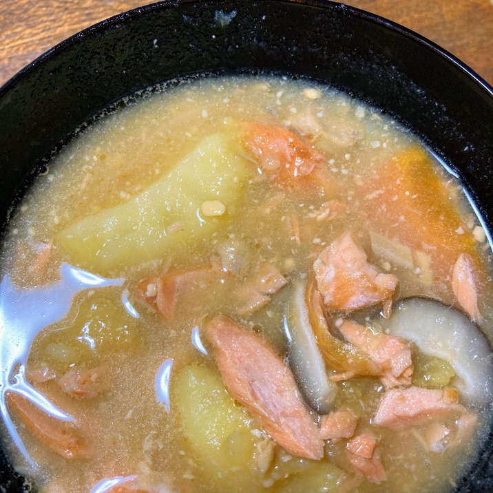 残った焼き鮭をリメイク*こっくり石狩風みそ汁